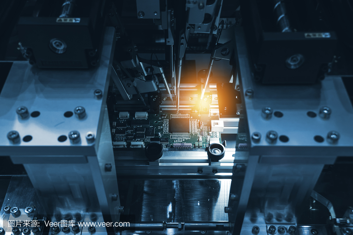 选择性聚焦于PCB电路板。智能工厂中用于生产计算机部件的计算机电路板的机械工业装配自动化。蓝色调与闪光。